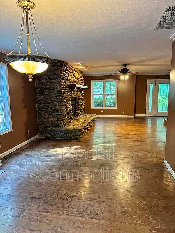 4 bed, 3.0 bath, $2,300 — Photo 2