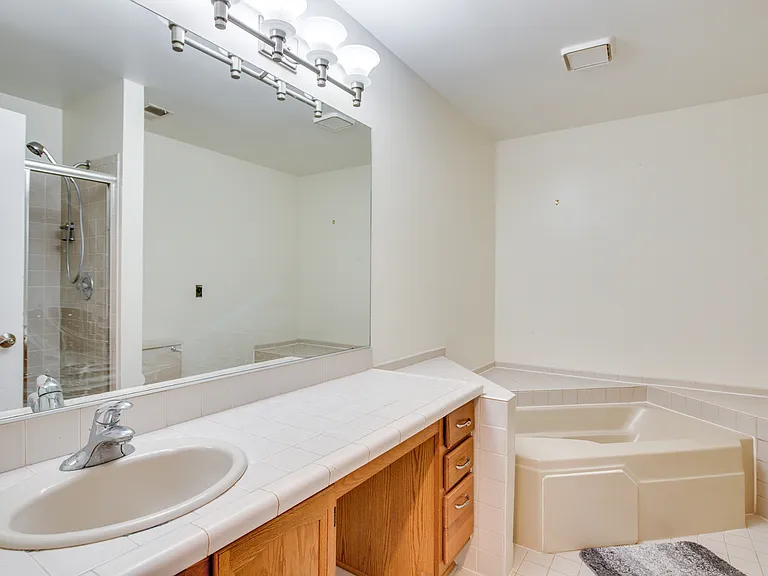 1829 Quaker Hollow Ln #1829 — Photo 13