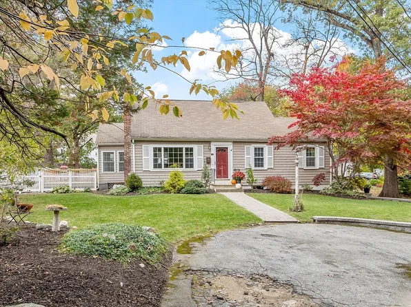 2 Cedarwood Rd, Lynnfield, MA 01940