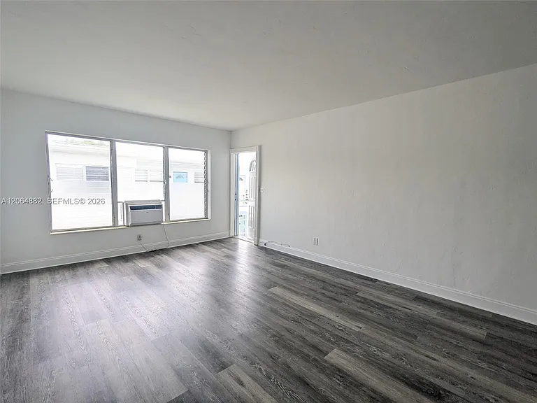 7805 Crespi Blvd #4 — Photo 5