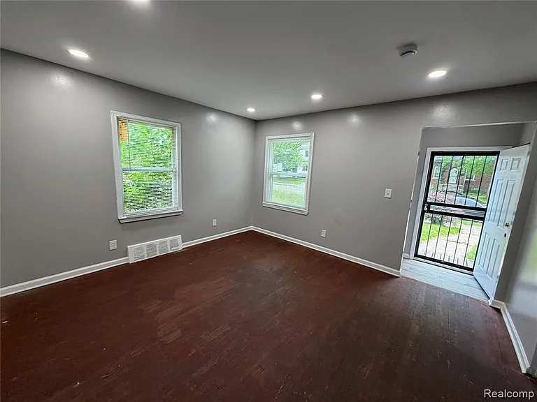 14903 Woodmont Ave — Photo 2