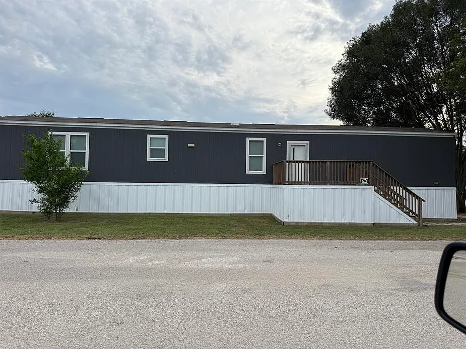 3 bed, $1,395 — Photo 1