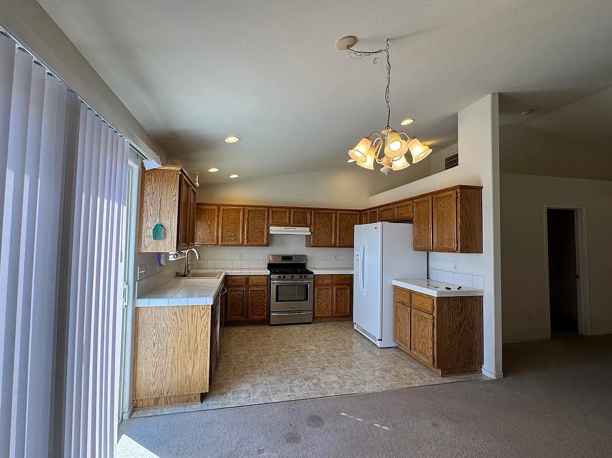 3 bed, 1250 sqft, $2,300 — Photo 2