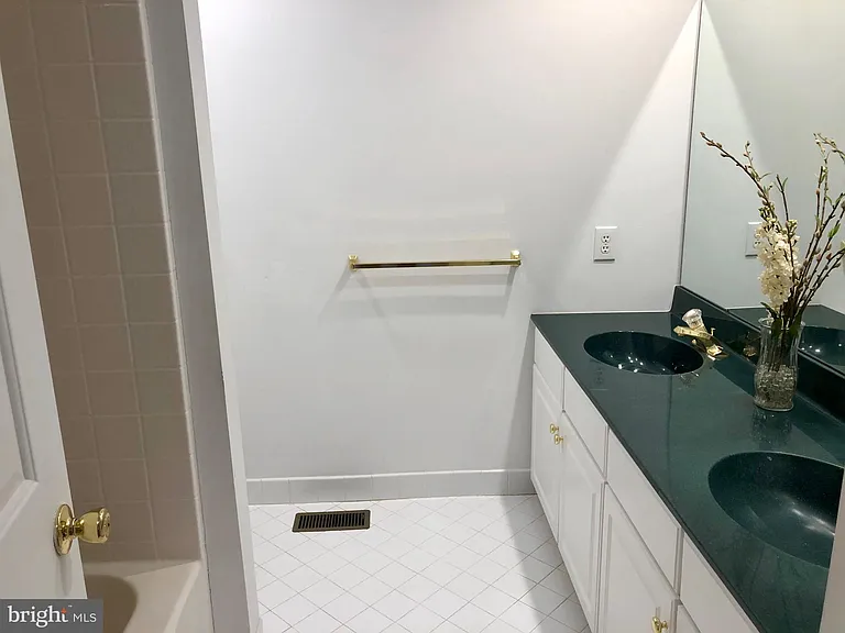 1081 Chanticleer — Photo 16