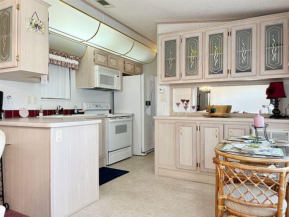 3rd image of 5292 SE 64th Avenue