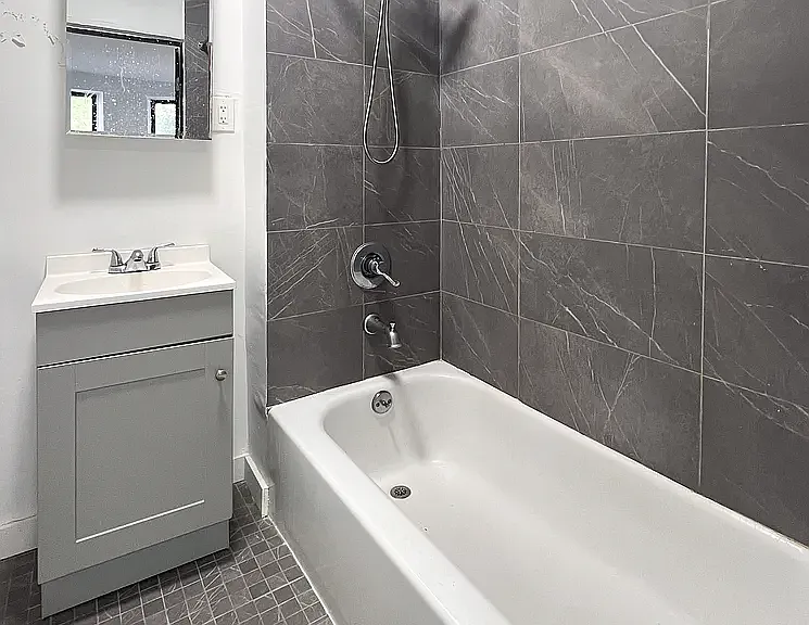 230 E 14th St #1R — Photo 6
