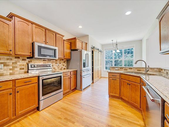 5th image of 138 Holland Ct