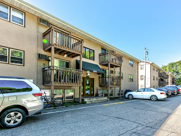 Shoreline Place Apartments — Photo 24