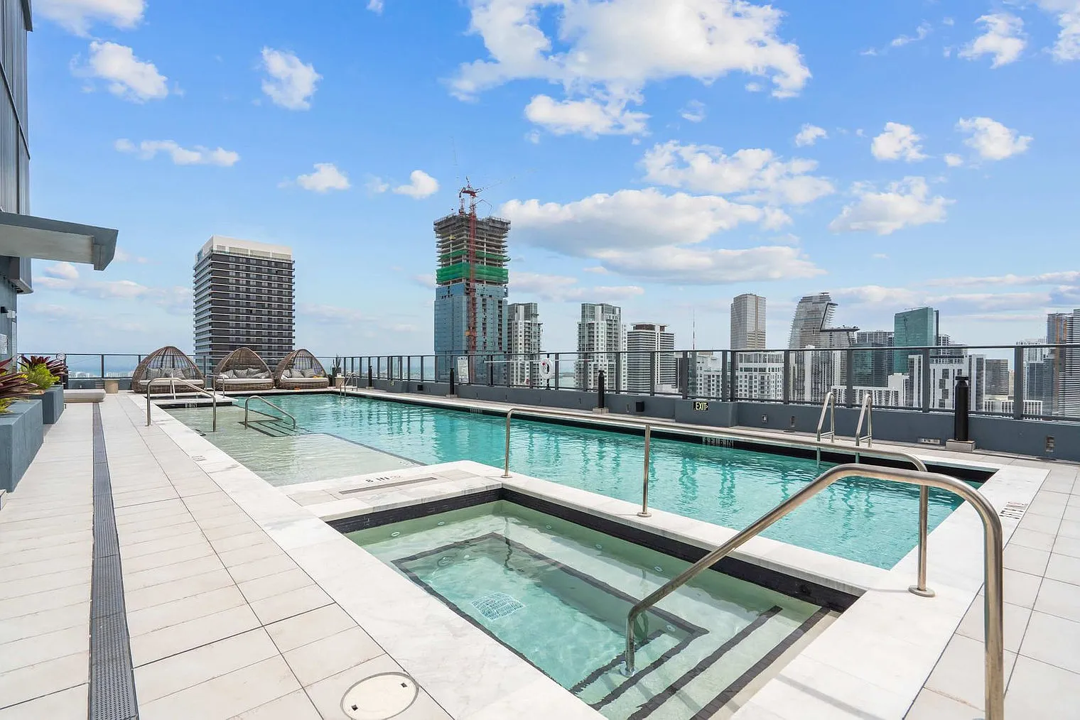 2 bed, 2.0 bath, 592 sqft, $5,817 — Photo 4