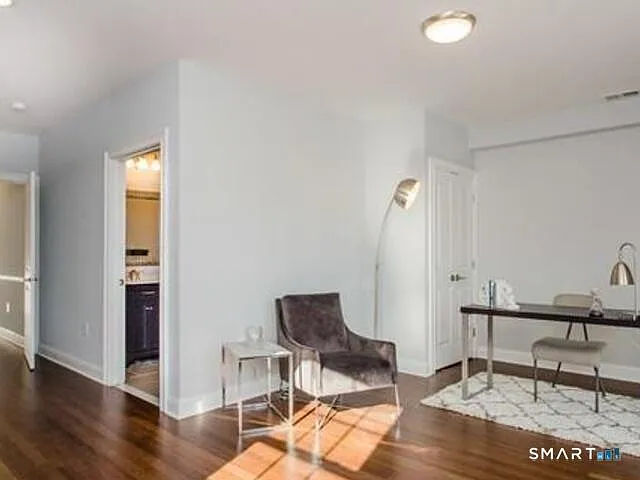 4 bed, 3.5 bath, 1900 sqft, $4,350 — Photo 2