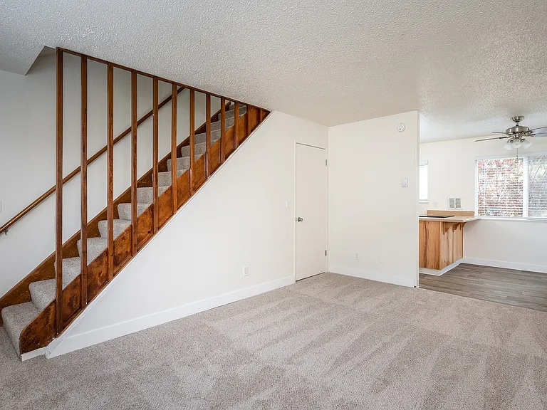 Creston Villa — Photo 20