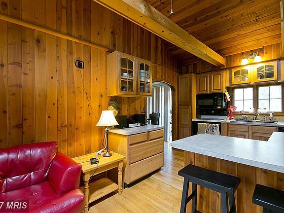 5th image of 335 Pine Shores Dr