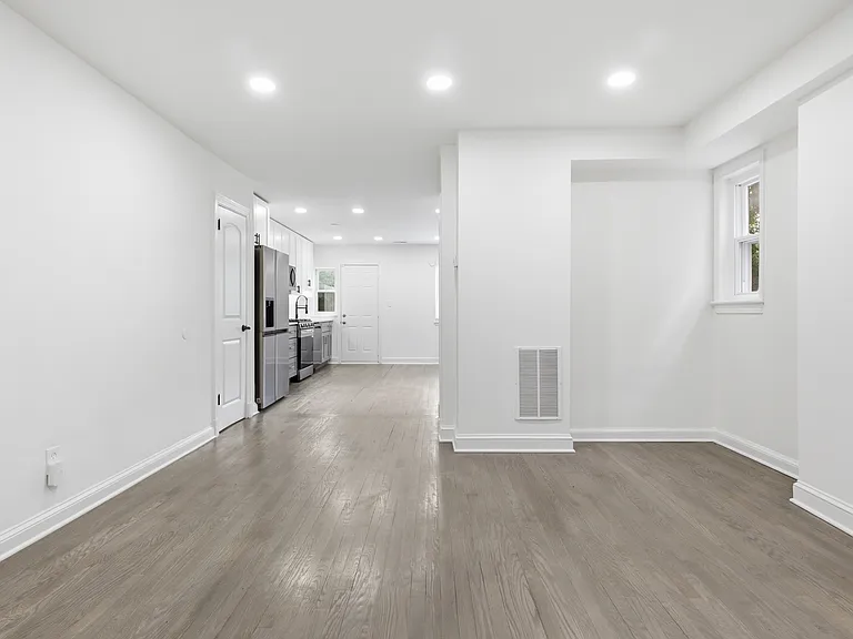 525 Oakwood St SE — Photo 16