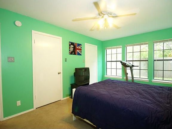 Master bedroom w/2 walkin closets