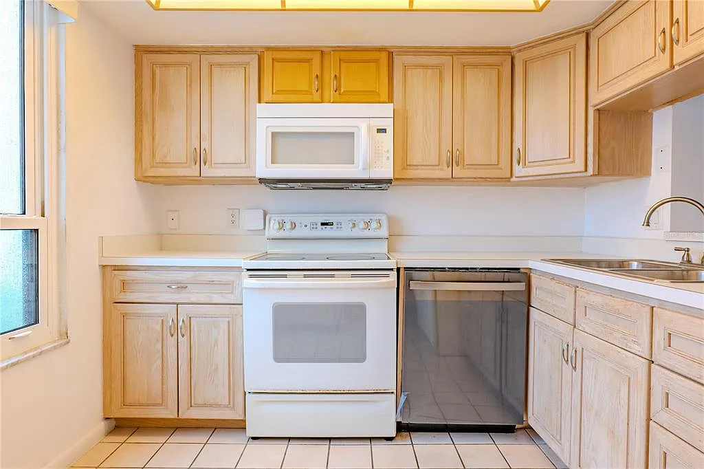 2 bed, 2.0 bath, 1050 sqft, $1,750 — Photo 2