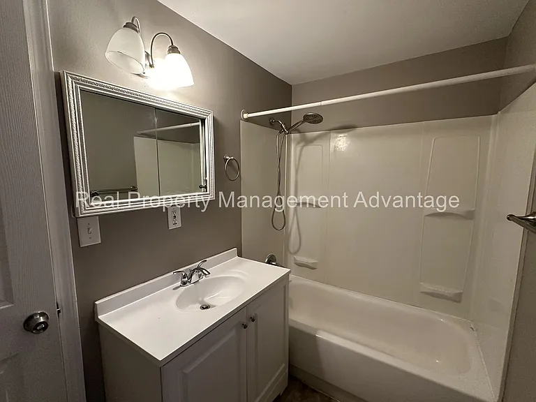 23511 Wellington Ave — Photo 20