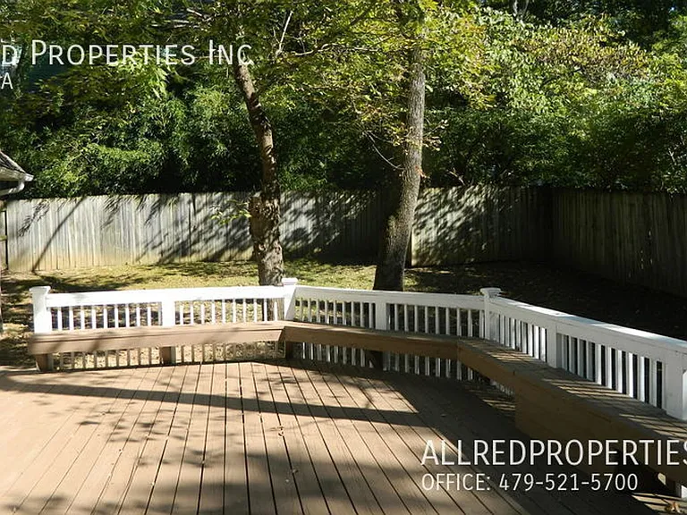 1823 W Berry St — Photo 15