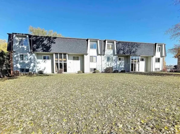 2450 Shaker Ct, Bettendorf, IA