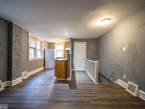 4th image of 33 S Sussex St #2