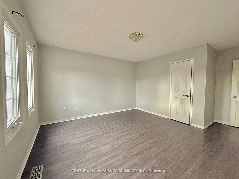 492 Palmtree Cres — Photo 13