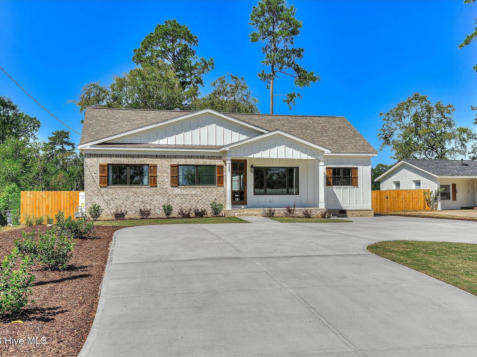 4 bed, 4.0 bath, 2151 sqft, $4,000 — Photo 3