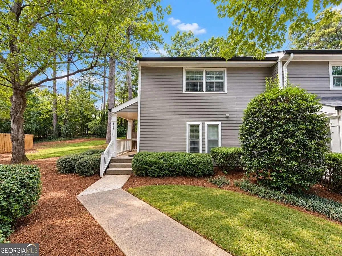 2 bed, 2.5 bath, $2,200 — Photo 2
