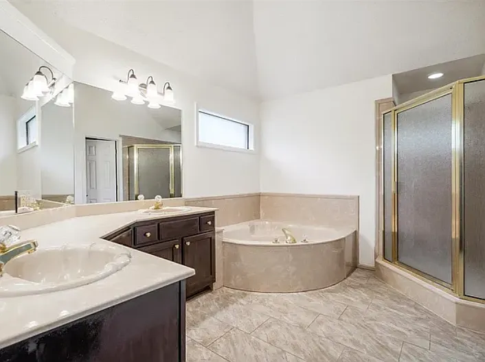 Screenshot 2025-10-21 at 13-49-00 6330 Eagle Valley Cv Bartlett TN 38135 Zillow_10212025