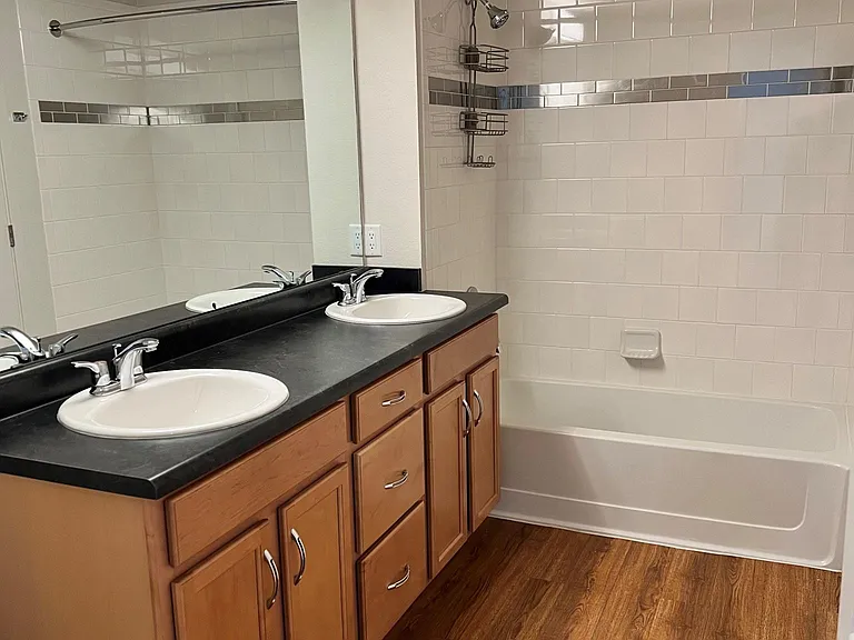Double vanity bath