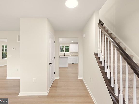 5th image of 930 Aura Rd