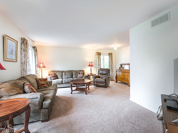 3rd image of 525 Blackhawk Dr
