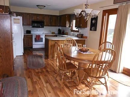 Dining & Kitchen View : Lots of cabinets and counter space.