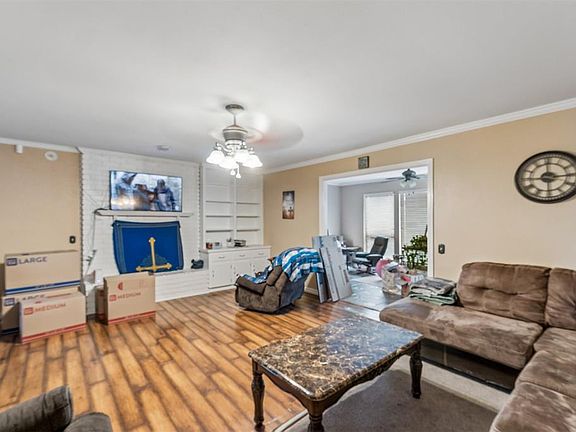 5th image of 402 Oak Creek Dr