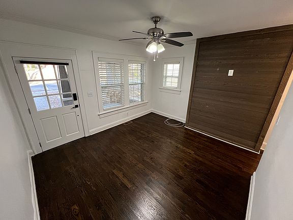 Living room/entry