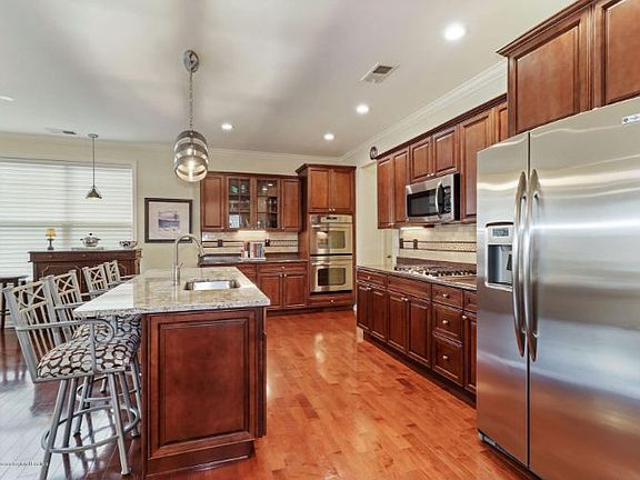 4th image of 165 Wintergreen Dr