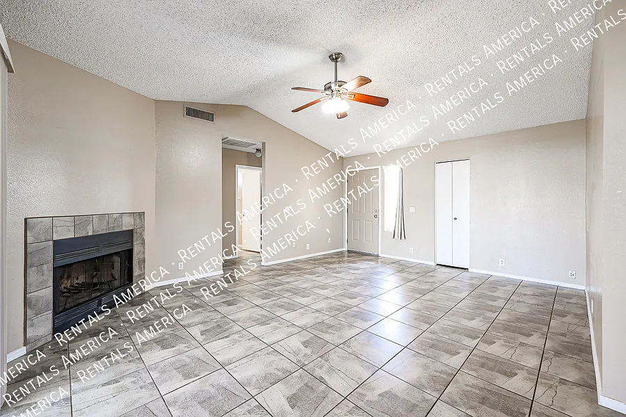 Charming 2 Bd/2 Ba Home With Garage & Fireplace! — Photo 3