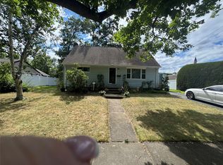 20 Hemlock Dr, Farmingdale, NY 11735