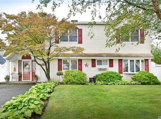 41 Blackbird Ln, Levittown, NY 11756