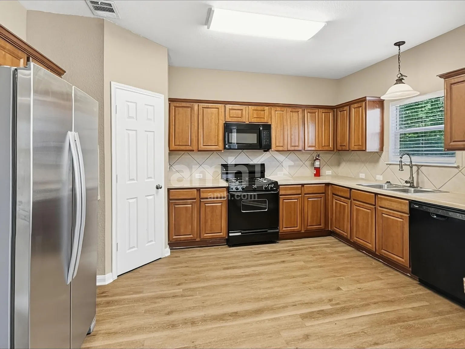 4 bed, 2.5 bath, 2297 sqft, $2,295 — Photo 3