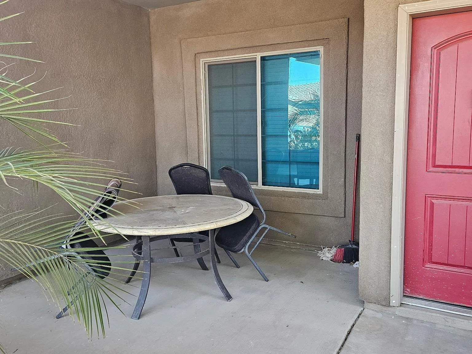 4 bed, 2.0 bath, 1963 sqft, $2,300 — Photo 2
