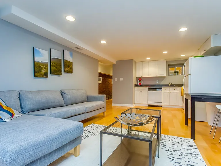 510 E St NE #B — Photo 9
