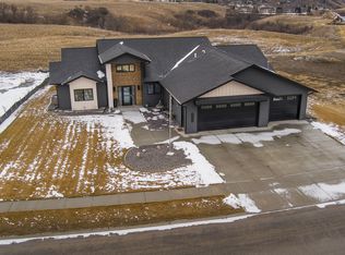 3707 Cogburn Rd, Bismarck, ND 58503