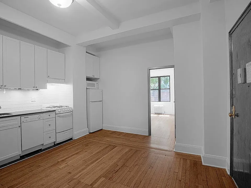 19 W 69th St #203