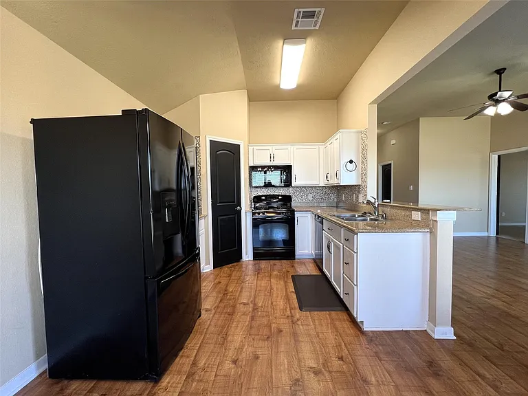 407 Laney St — Photo 2