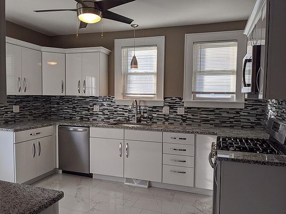 Lots of top cabinets, 50db dishwasher, garbage disposal, and 5 stage reverse osmosis water dispenser.