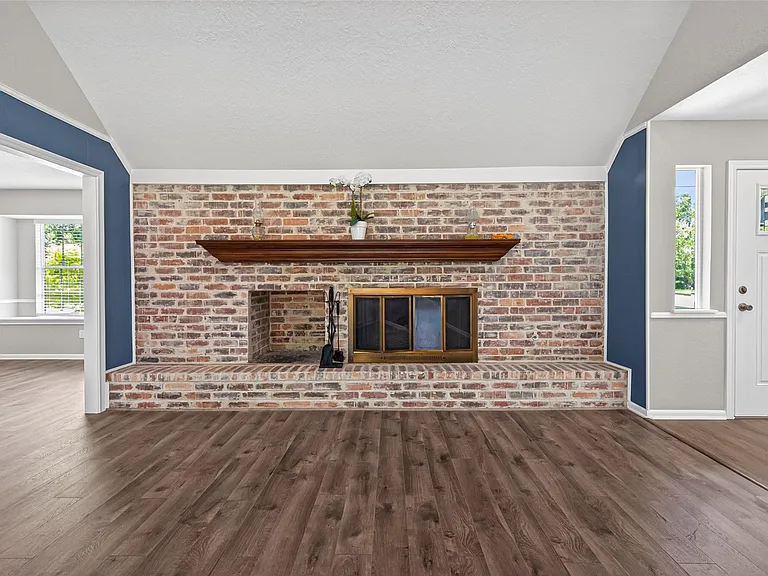 105 Glenmora Ct — Photo 11