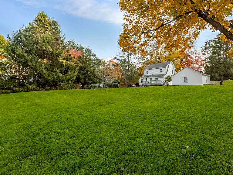 31 Hillandale Rd — Photo 37