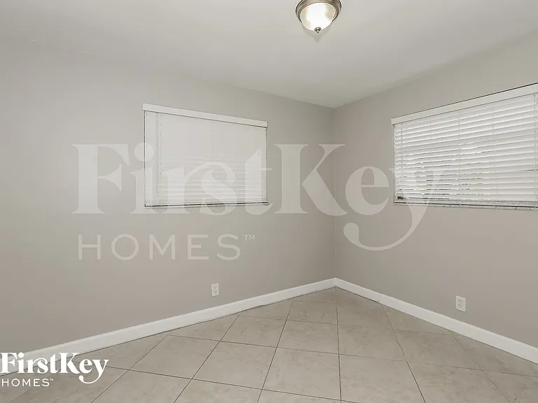 2200 N 55th Ave — Photo 13