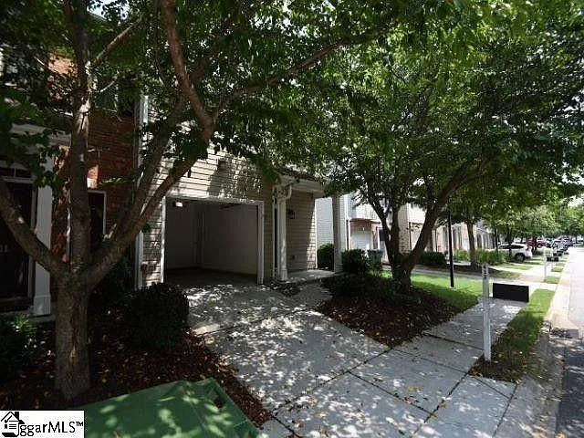 3 bed, 2.5 bath, 1601 sqft, $1,895 — Photo 3