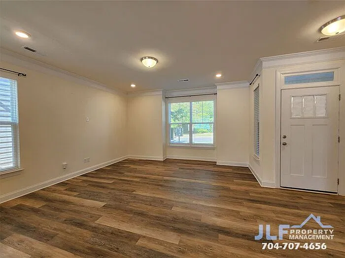 3 bed, 2.5 bath, 1895 sqft, $2,195 — Photo 2