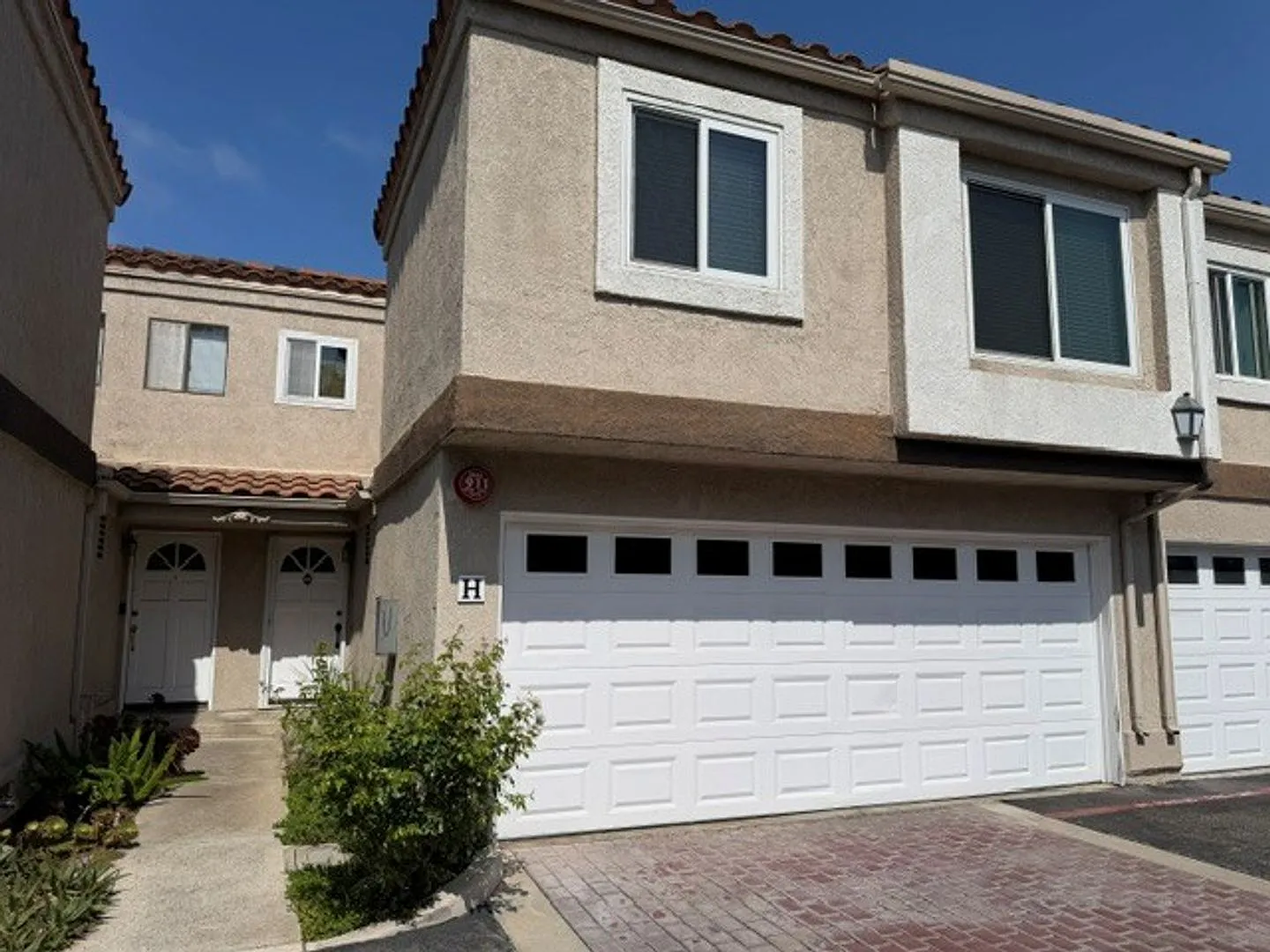 Victoria Court: 3 Bedroom 2.5 Bath Attached Townhouse, — Photo 2